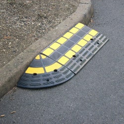 Rampe de trottoir OPTO avec passe cable - Pour l'accessibilité de vos  parkings