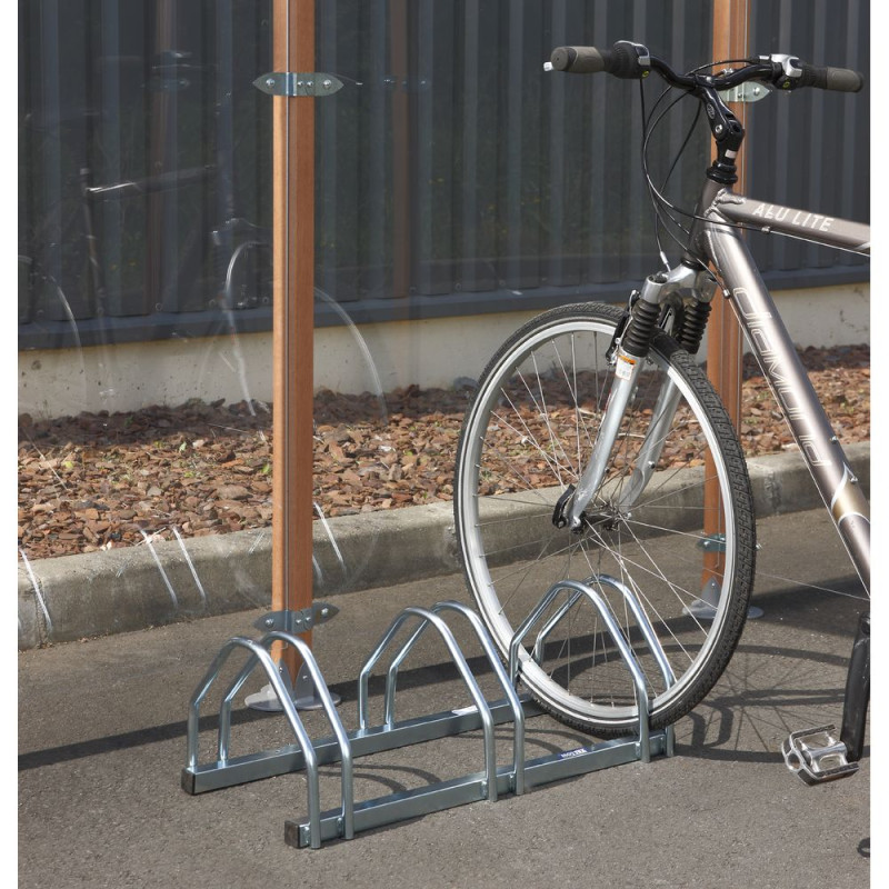 Un râtelier pour 10 vélos en face à face, sur platines fait d'acier et de  fonte.