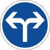 Panneau directions obligatoires à la prochaine intersection à droite ou à gauche - B21e