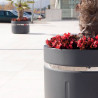 Bac à fleurs pour ville look moderne avec bande design en inox Aro