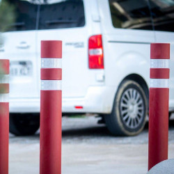 Borne anti stationnement flexible 2 bandes réfléchissantes - Maia