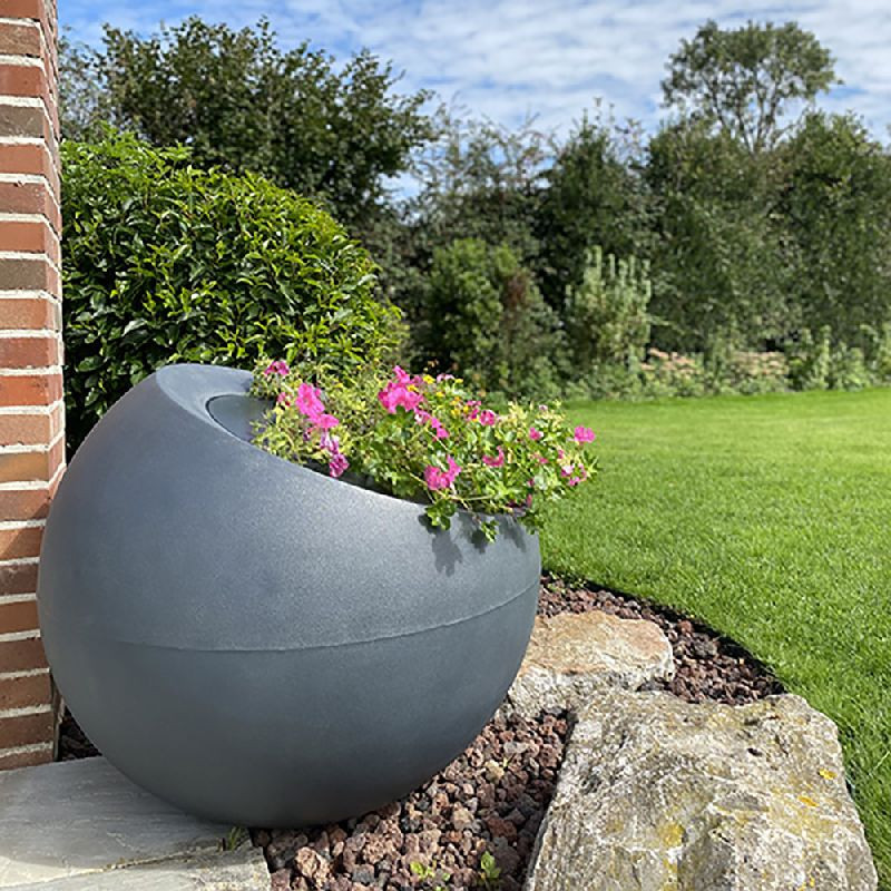 Jardinière plastique boule inclinée Delight