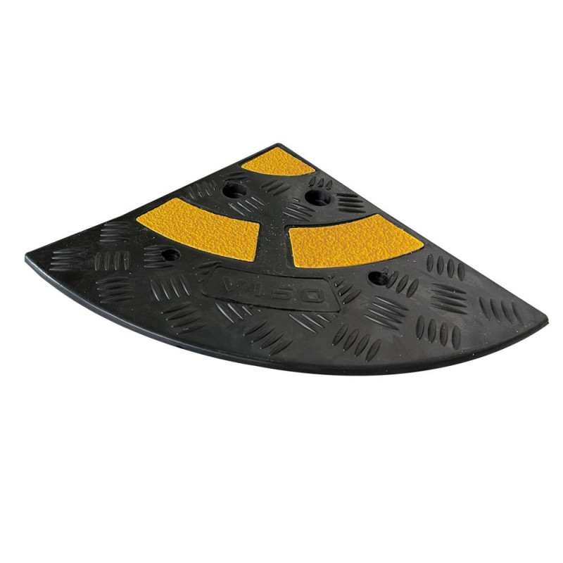 Rampe d'accès pour trottoir avec passe cables