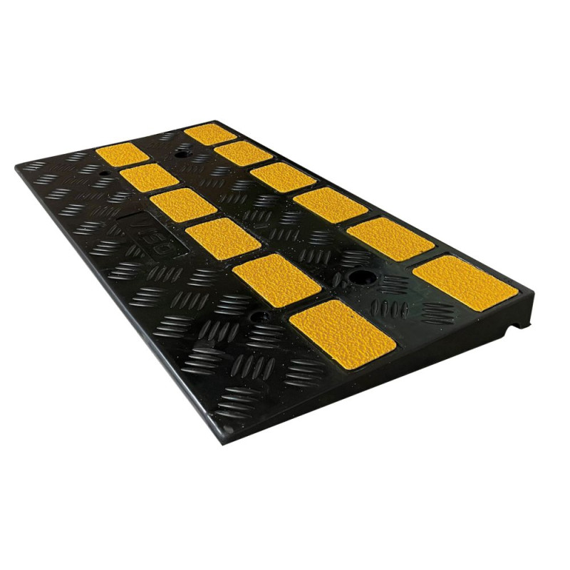 Rampe d'accès pour trottoir avec passe cables