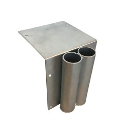 Fixation pour barrière de quai à sceller