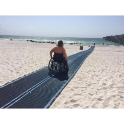 Tapis d'accès à la plage pour fauteuil roulant
