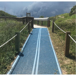 Tapis d'accès à la plage pour fauteuil roulant