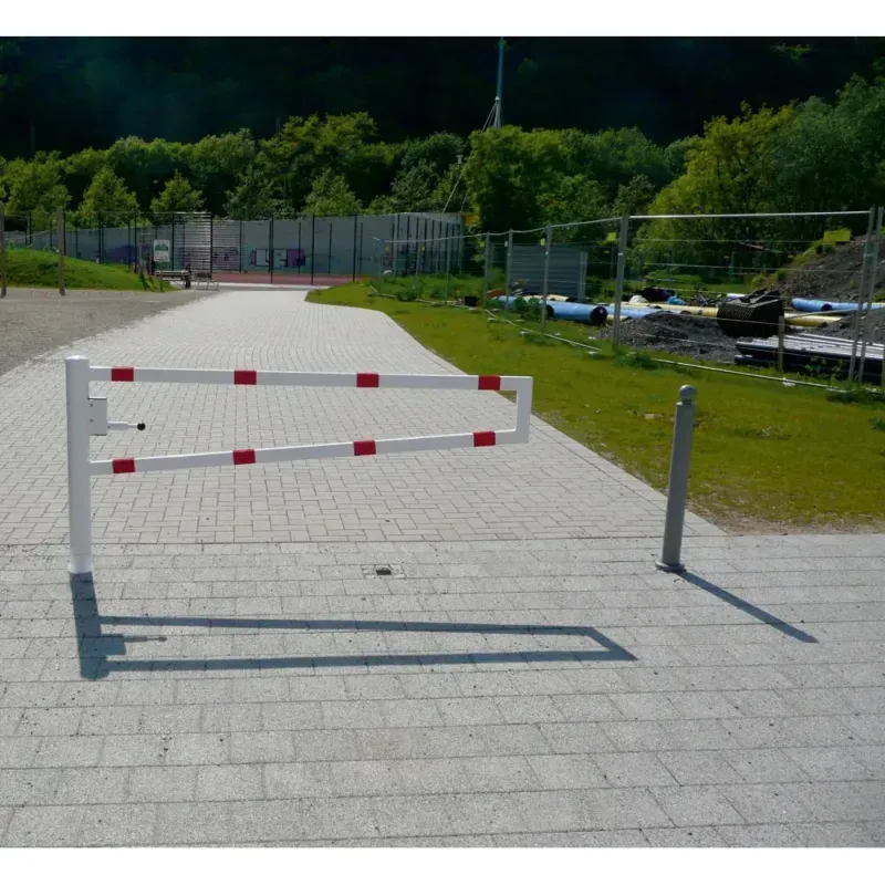 Barrière pivotante avec verrouillage automatique