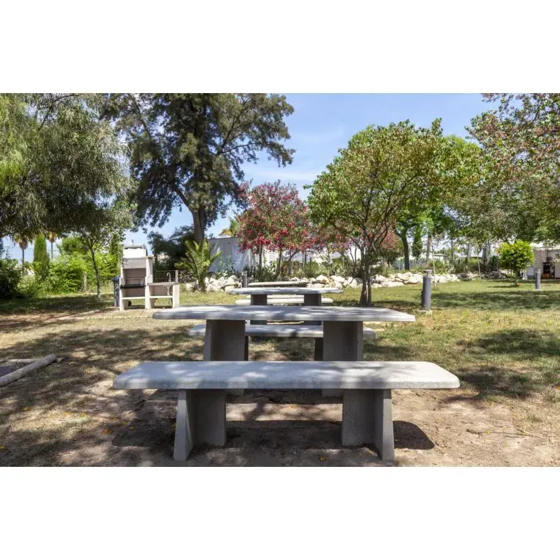 Magourban Buseu table pique en béton avec bancs