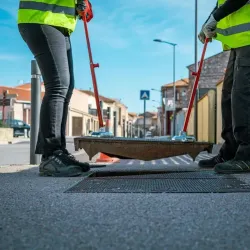 Lève plaque d'égout magnétique Mini Liftplaq+ - Charge 590 kg