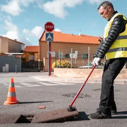 Mini lève plaque d'égoût magnétique - Mini Liftplaq
