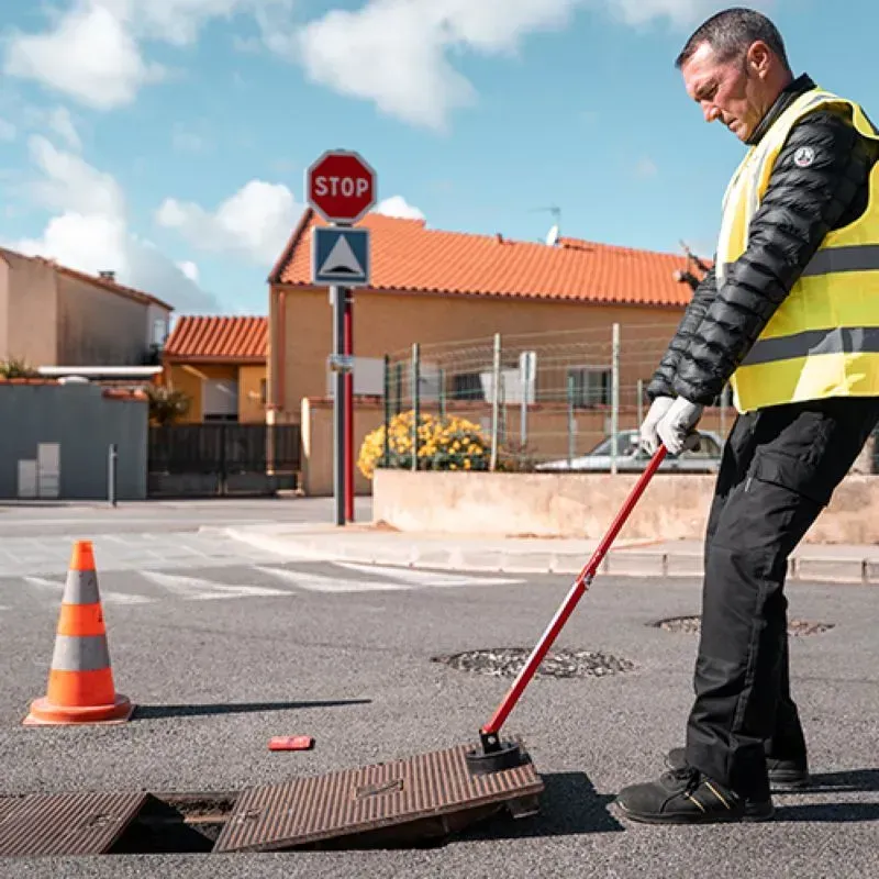 Mini lève plaque d'égoût magnétique - Mini Liftplaq