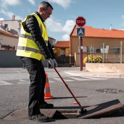 Mini lève plaque d'égoût magnétique - Mini Liftplaq