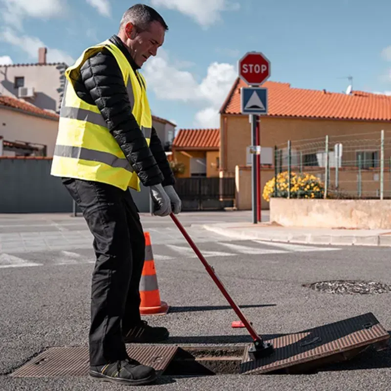 Mini lève plaque d'égoût magnétique - Mini Liftplaq