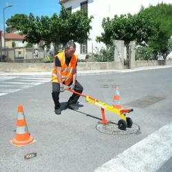 Liftplaq - Lève plaque d'égoût magnétique avec roues