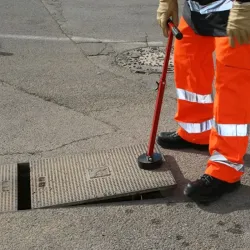 Mini lève plaque d'égoût magnétique - Mini Liftplaq