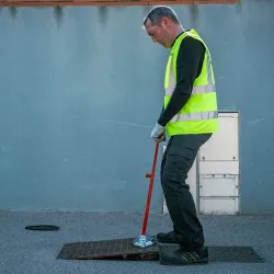 Mini lève plaque d'égoût aimanté - Mini Liftplaq plus