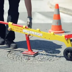 Liftplaq - Lève plaque d'égoût magnétique avec roues