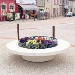 Jardinière avec banc autour en béton