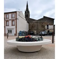 Jardinière avec banc autour en béton