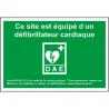 Panneau de secours DAE site équipé d'un défibrillateur cardiaque