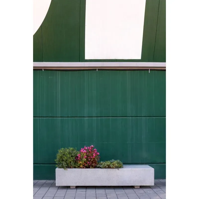 Magourban Gandhi Jardinière avec banquette intégrée en béton