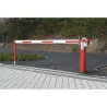Barrière levante à vérin pneumatique avec lisse rectangulaire WES31