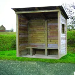 Abri bus en bois ouvert sur face avant