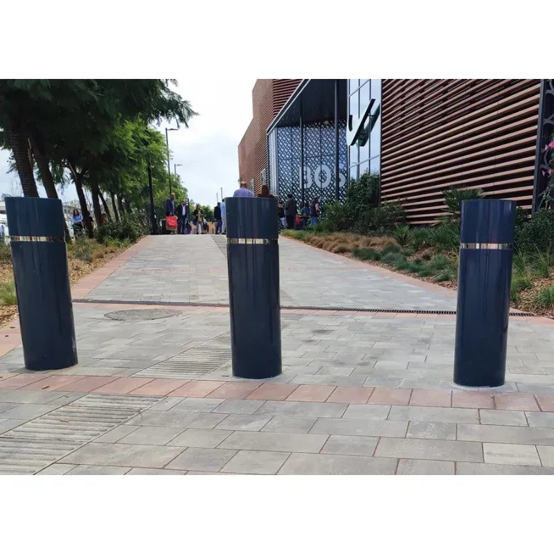 Borne Benito H268 anti bélier avec enjoliveur en inox D.27 cm