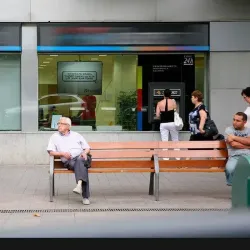 Banc double NeoBarcino - Pieds en fonte et lattes en bois tropical