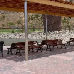 Chaise Roda Benito UM320S en fonte et lattes en bois exotique