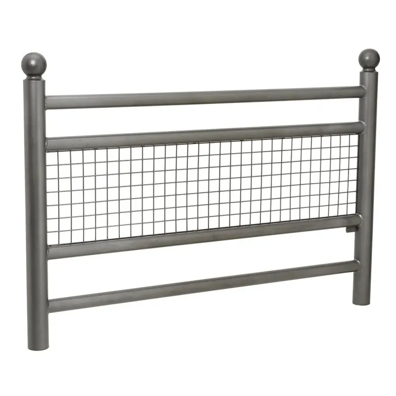 Barrière de sécurité grillagée avec pommeaux boules modèle Linéa