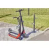 Poteau avec pinces antivol pour rangement de 2 trottinettes