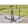 Poteau avec pinces antivol pour rangement de 2 trottinettes