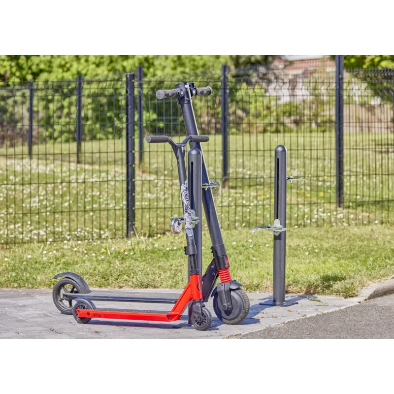 Poteau avec pinces antivol pour rangement de 2 trottinettes