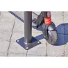 Poteau avec pinces antivol pour rangement de 2 trottinettes