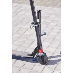 Poteau avec pinces antivol pour rangement de 2 trottinettes