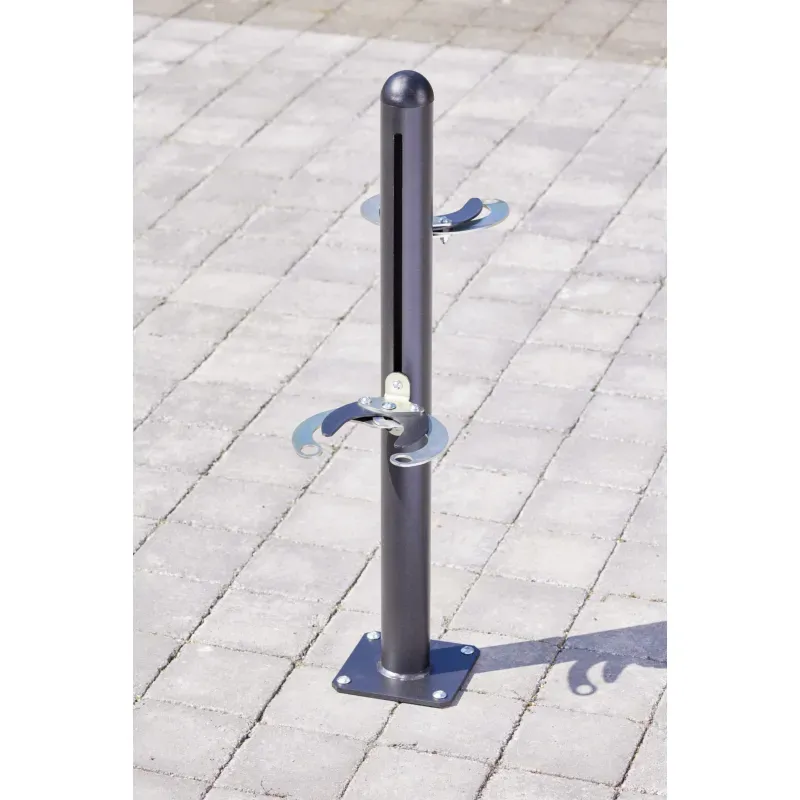 Poteau avec pinces antivol pour rangement de 2 trottinettes