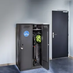 Rangement sécurisé avec prise électrique pour deux trottinettes