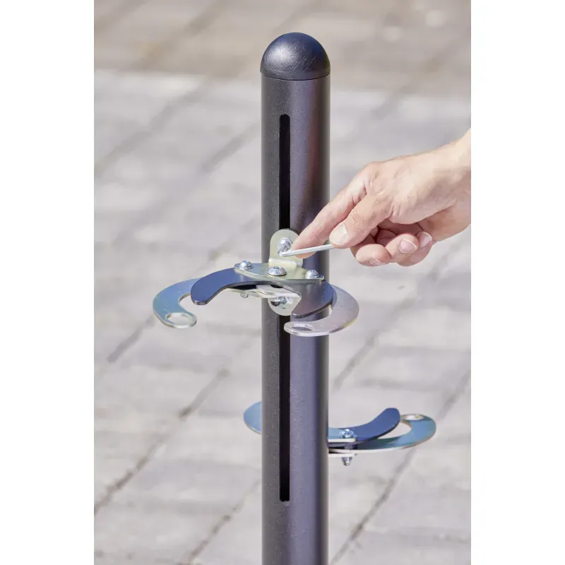 Poteau avec pinces antivol pour rangement de 2 trottinettes