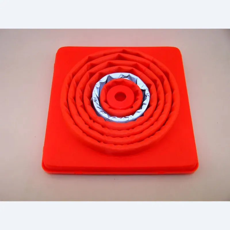 Cône rétractable de signalisation avec bande réfléchissante