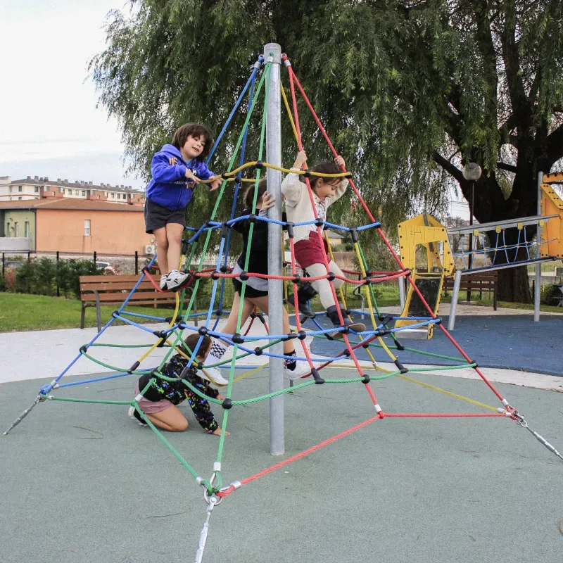 Jeu pyramide de corde pour enfant