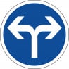Panneau directions obligatoires à la prochaine intersection à droite ou à gauche - B21e