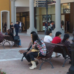 Banc Barcino Benito UM3031 en métal et lattes en bois exotique