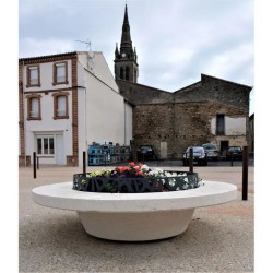 Jardinière avec banc autour en béton