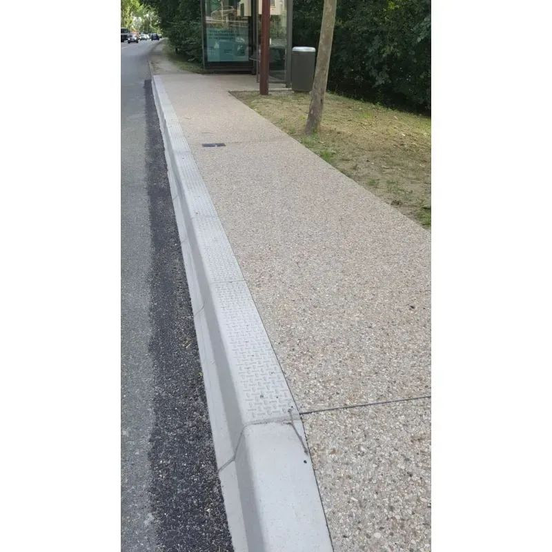 Bordure béton pour quai de bus