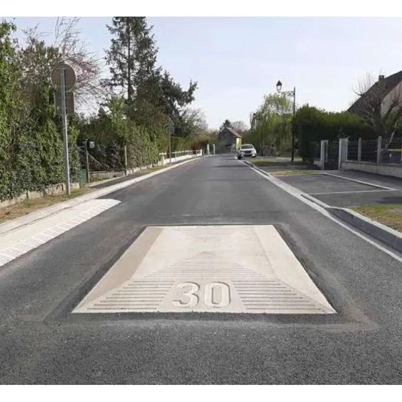 Coussin berlinois en béton blanc sablé + signalisation de marquage