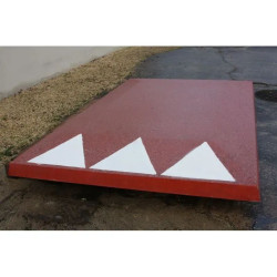 Coussin berlinois en béton préfabriqué rouge sablé