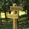 Panneau avec flèche de direction gravée sur bois