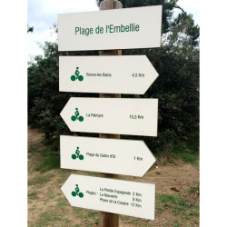 Flèche d'orientation avec gravure sur compact stratifié